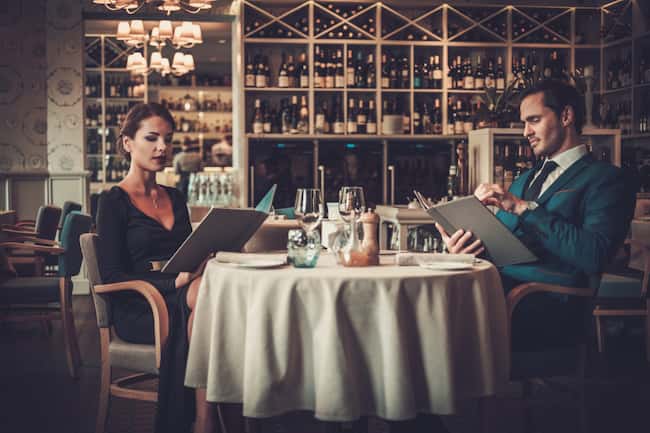 Le couple lit le menu du restaurant.